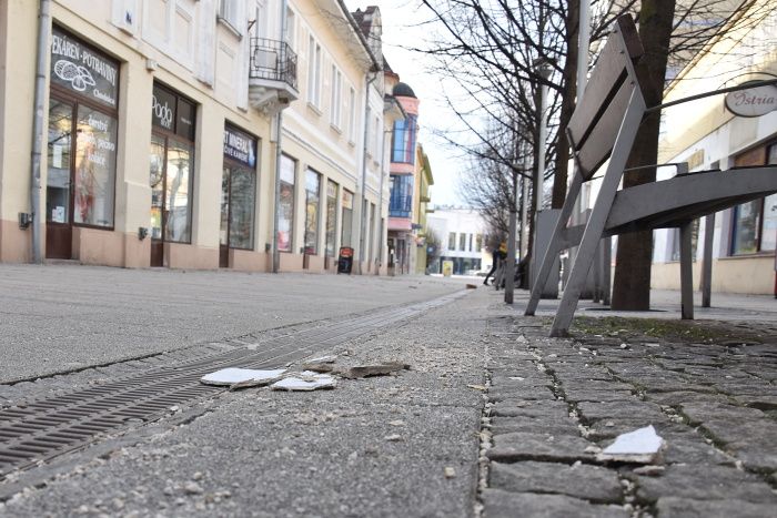 Omietka nepadá na pešej zóne iba následkom silného vetra. Dom na rohu Winterovej ulice potrebuje rekonštrukciu