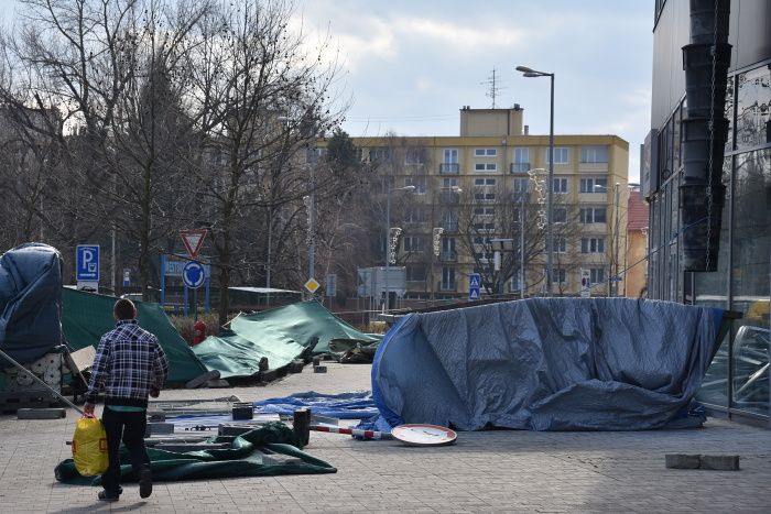 Oplotenie budovy Centroom opäť nápor vetra nevydržalo a chodci si tadiaľ krátili cestu