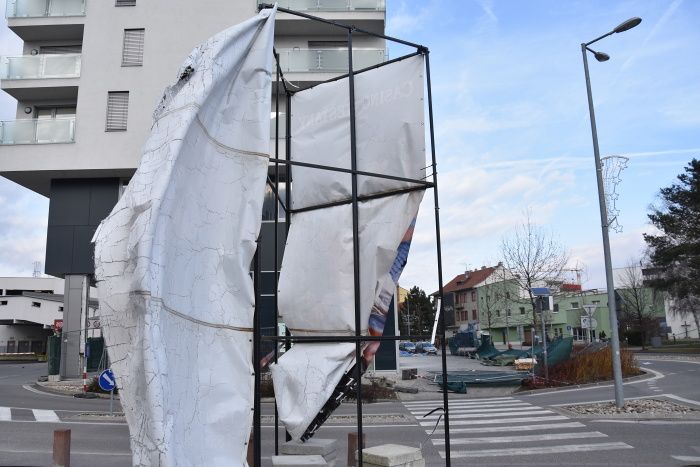 Roztrhaná reklamná plachta na Nitrianskej ulici