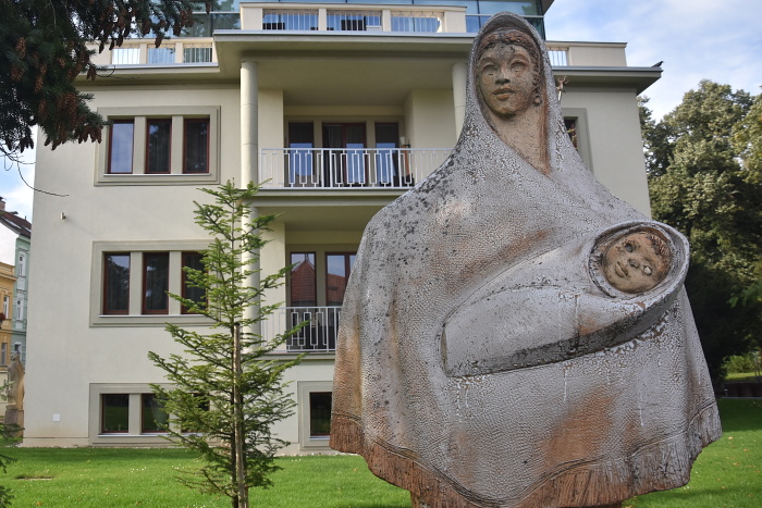 Matka (1982, L. Jakubčík) - socha mala dodatočne poukázať na funkciu budovy, ktorá bola v tom čase detskou nemocnicou. Pôvodne išlo o vilu so sanatóriom Dr. Švorca
