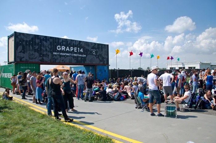 Čakanie na otvorenie festivalového areálu v roku 2014.